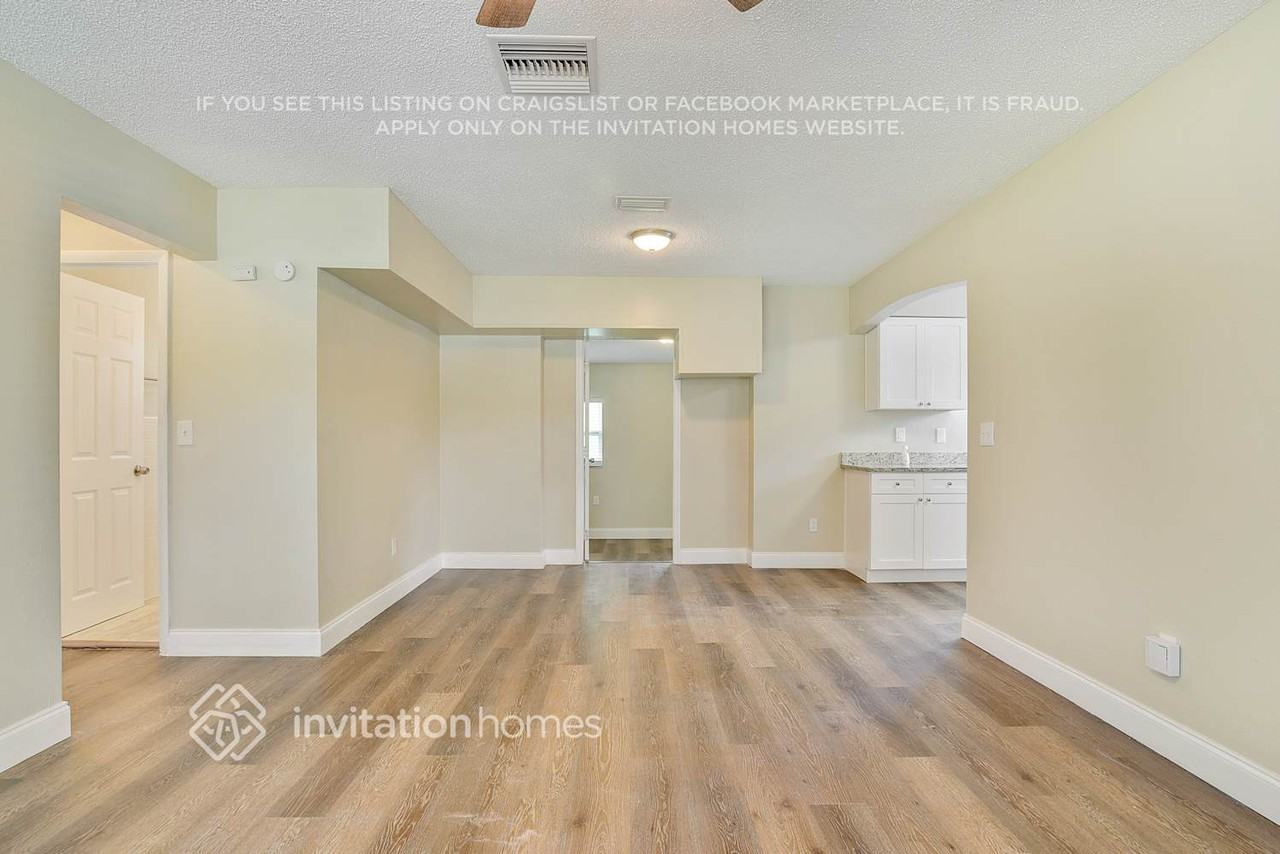 1095 Saxon Blvd - Photo 7 of 26