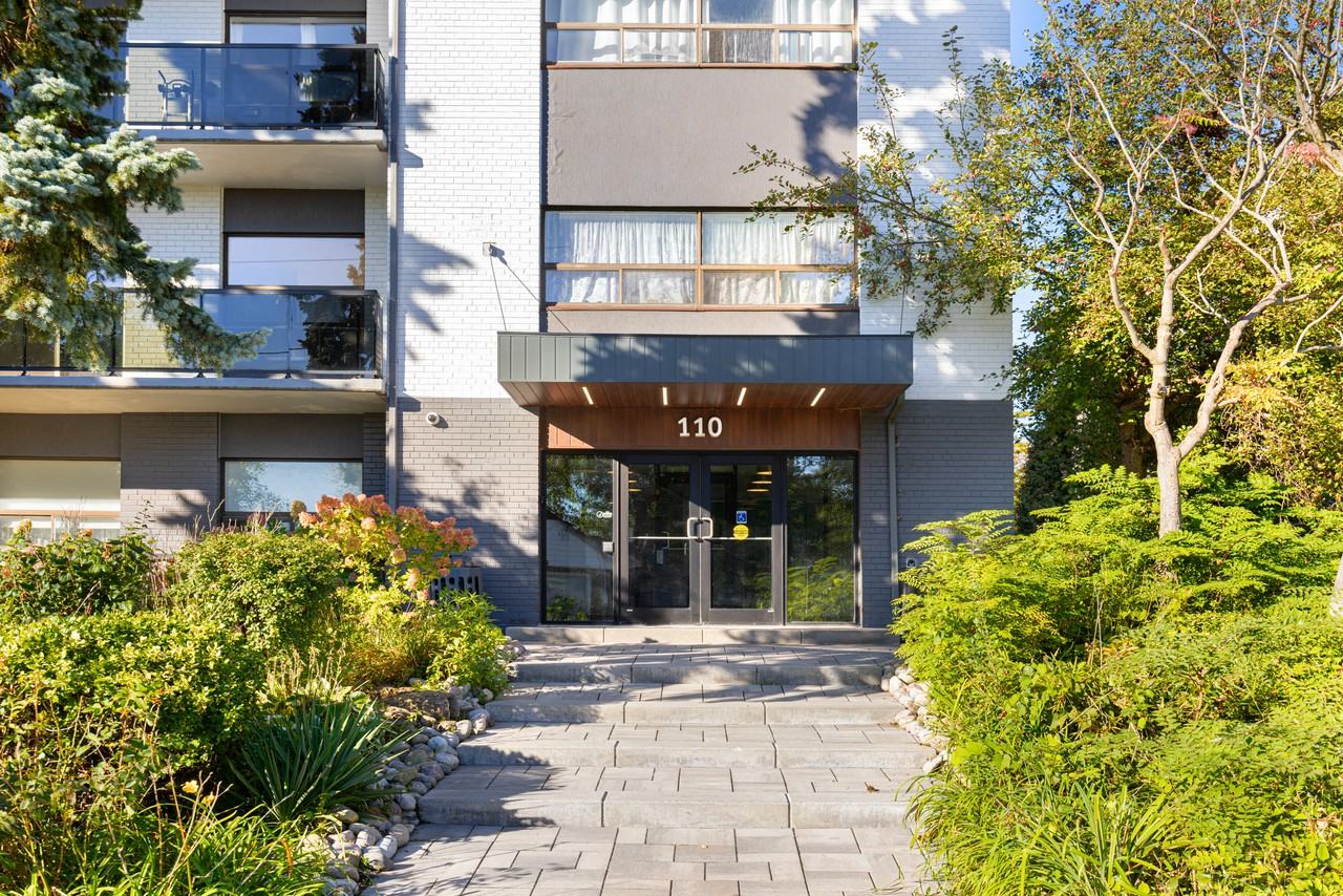 110 Park Road North - Photo 2 of 17