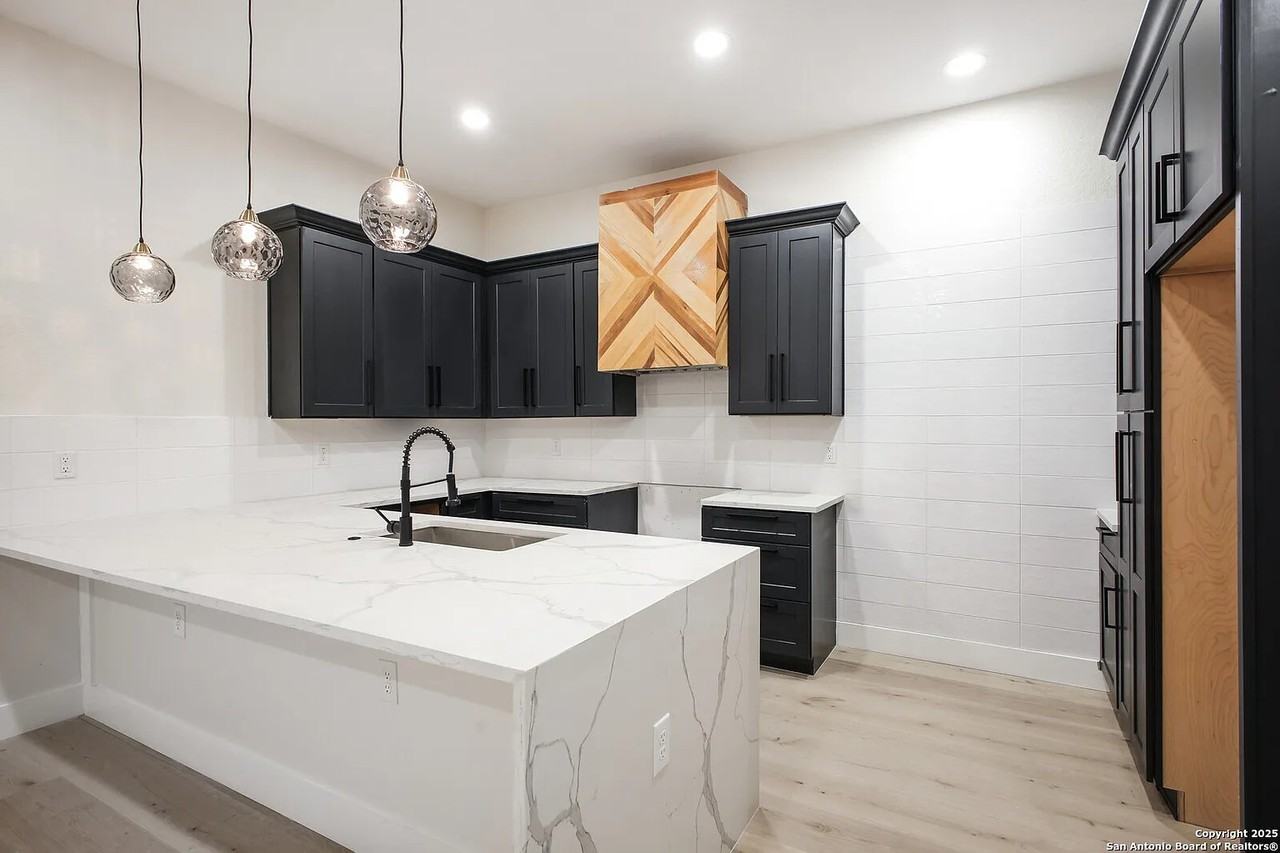 1019 South Hackberry Street #202 - Photo 4 of 17