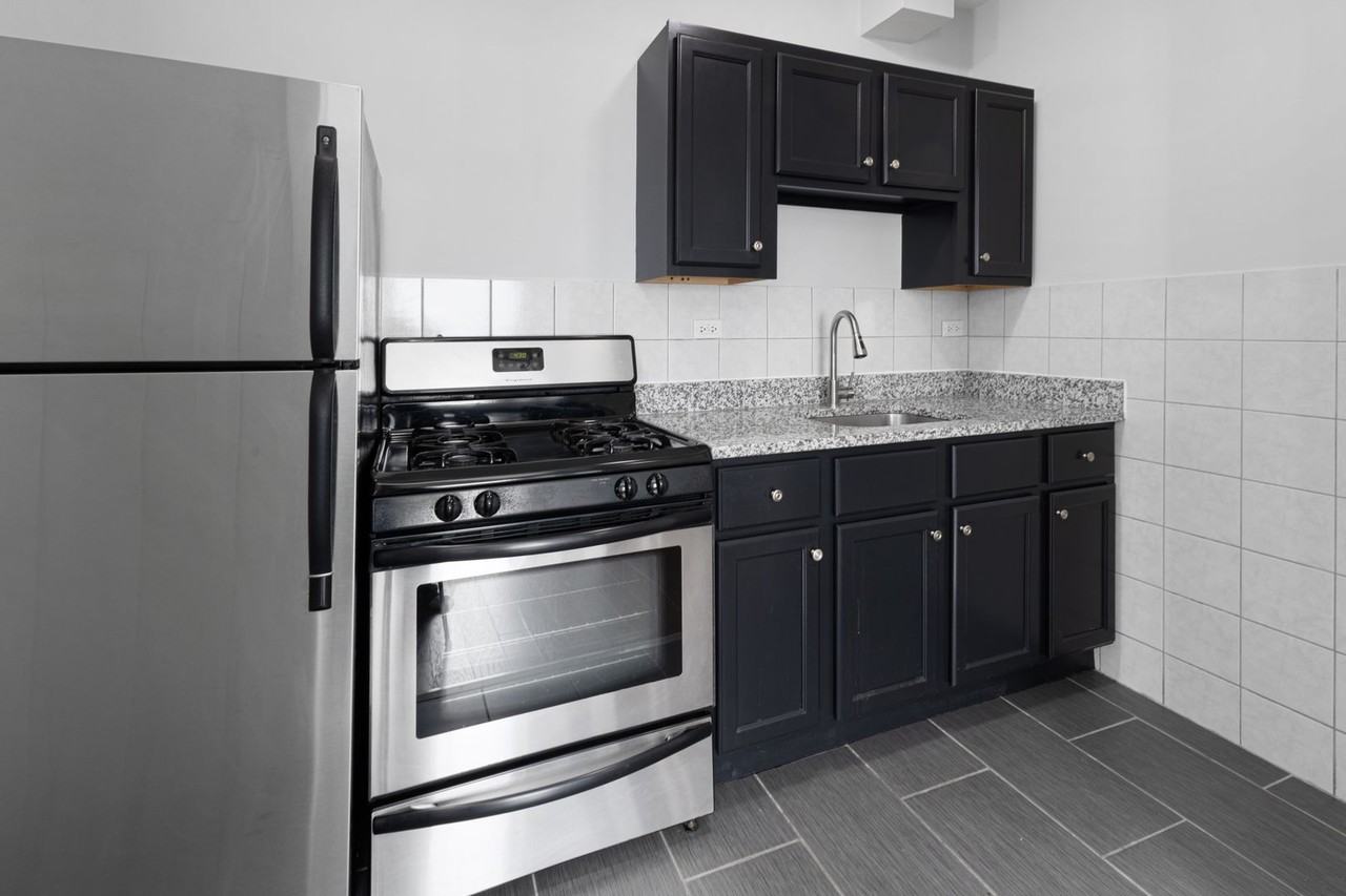4555 N Malden St - Photo 4 of 50