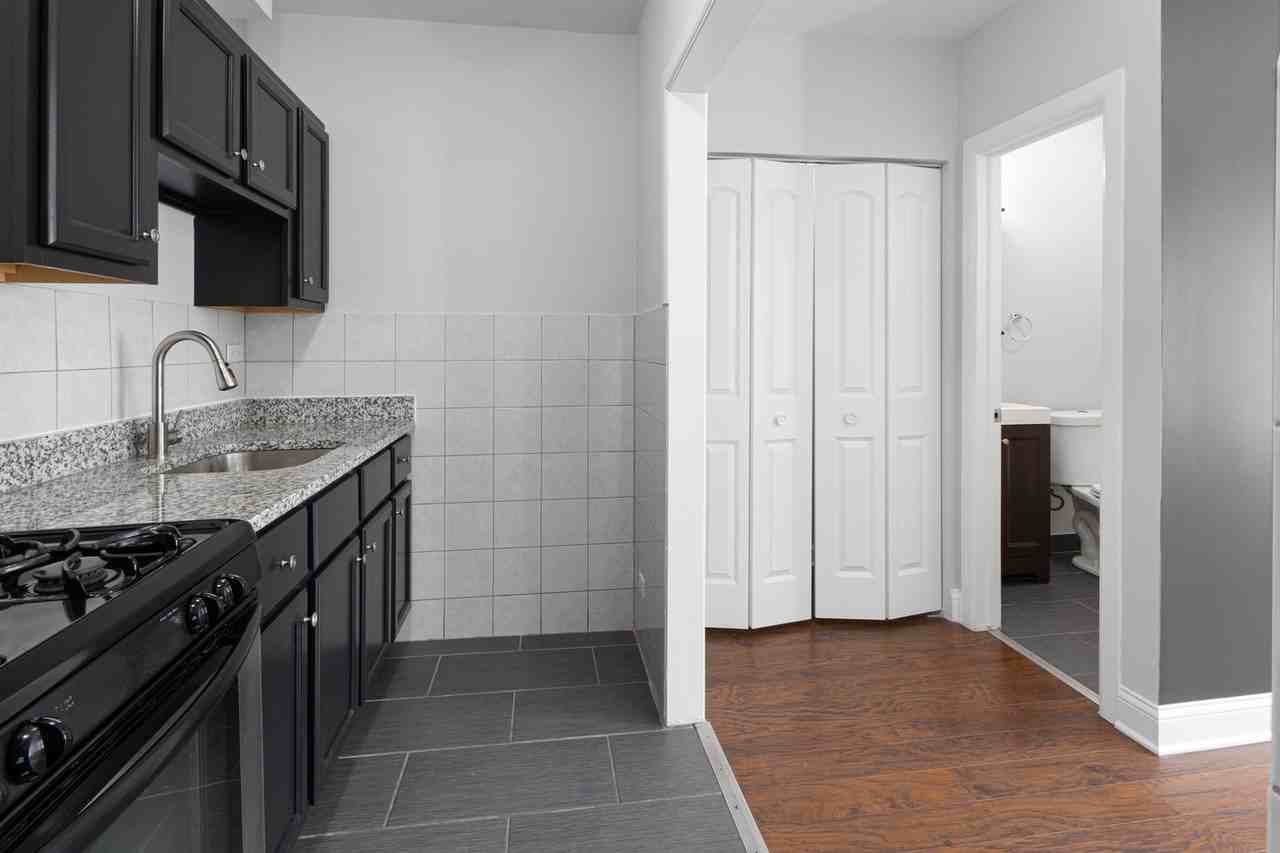 4555 N Malden St - Photo 5 of 50