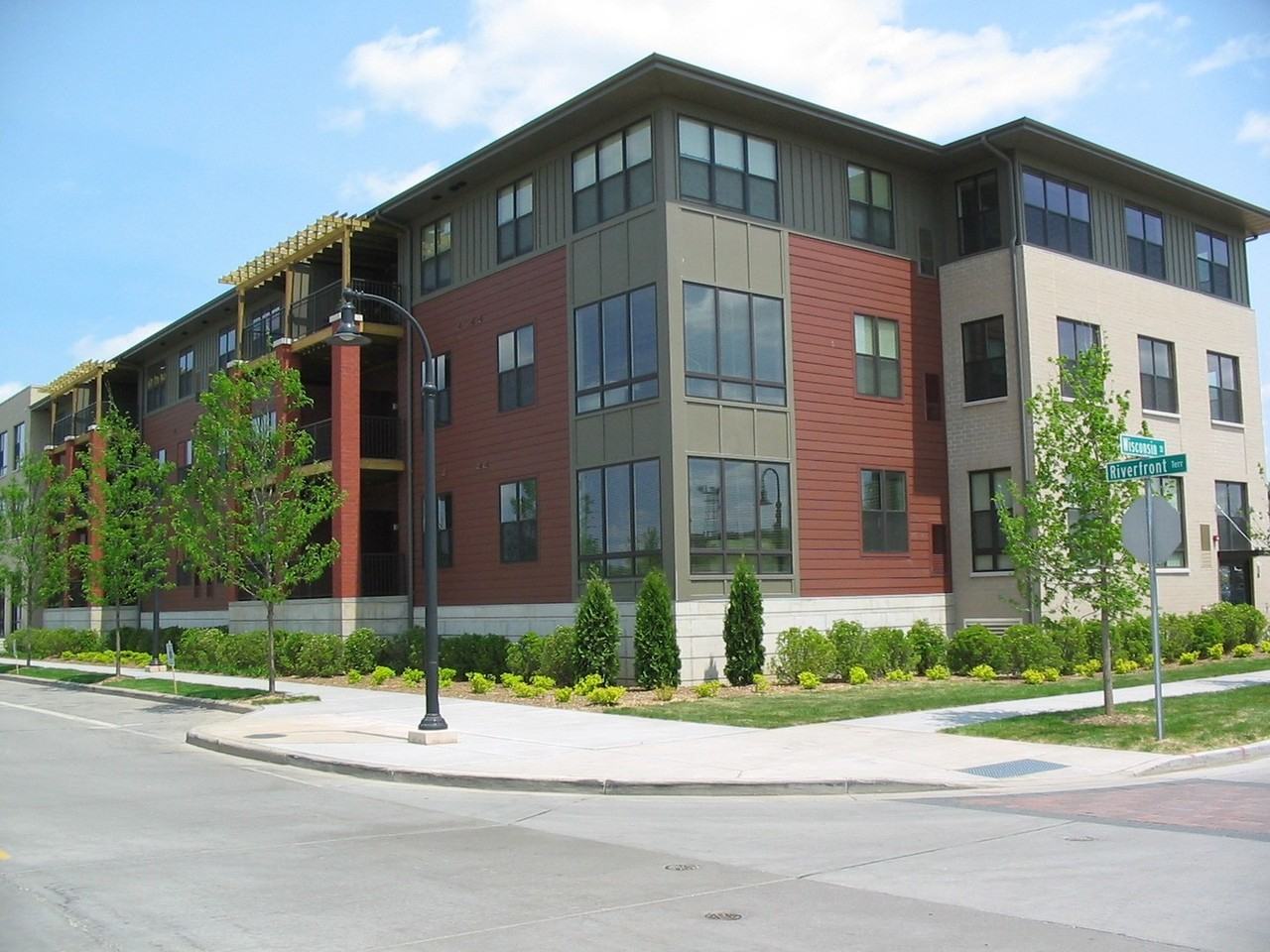 315 Riverfront Terrace - Photo 4 of 12