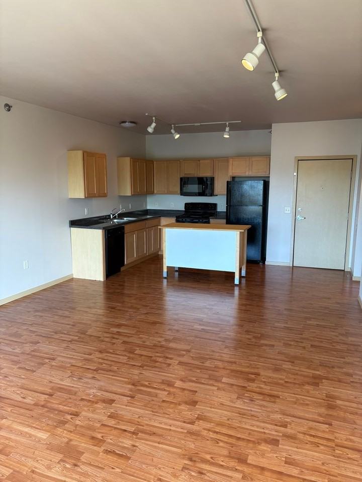 315 Riverfront Terrace - Photo 6 of 12