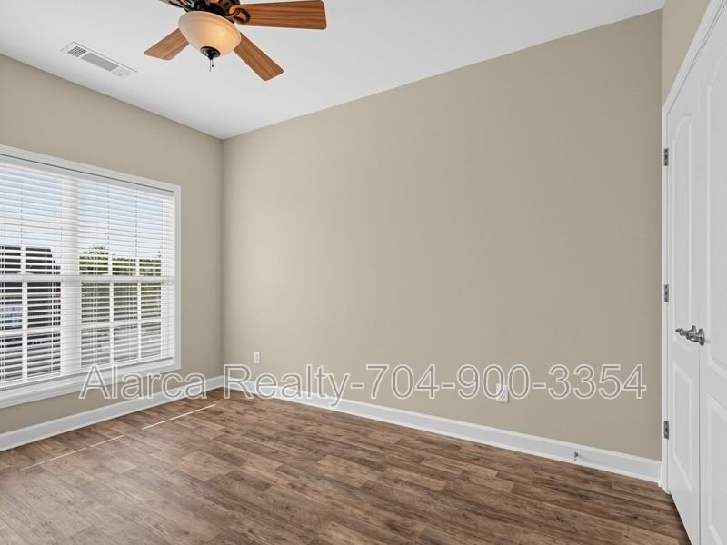 11410 Potters Row - Photo 7 of 23