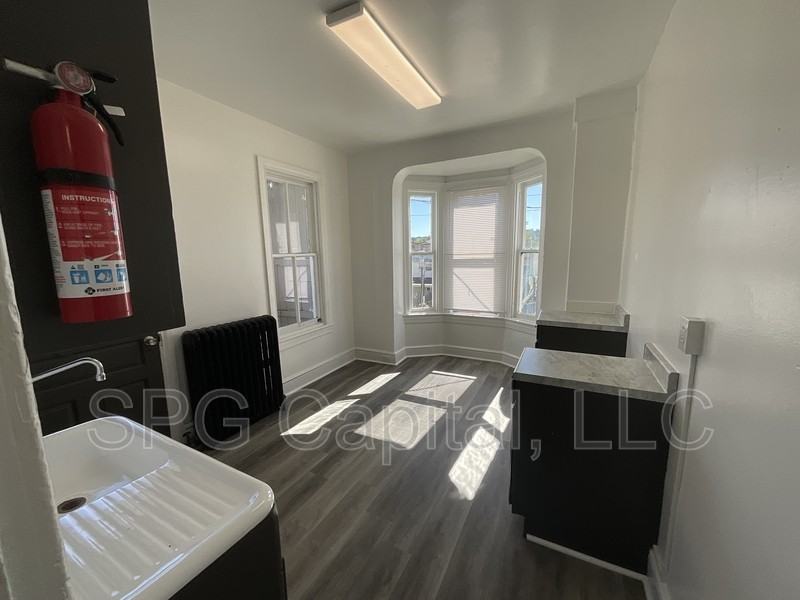946 W Princess St - Photo 4 of 10