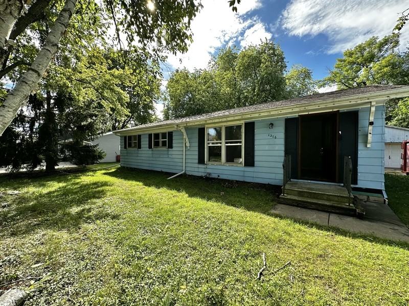 1216 Meadowview Dr - Photo 2 of 16