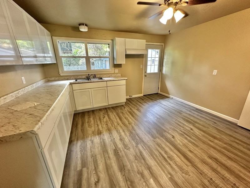 1216 Meadowview Dr - Photo 3 of 16
