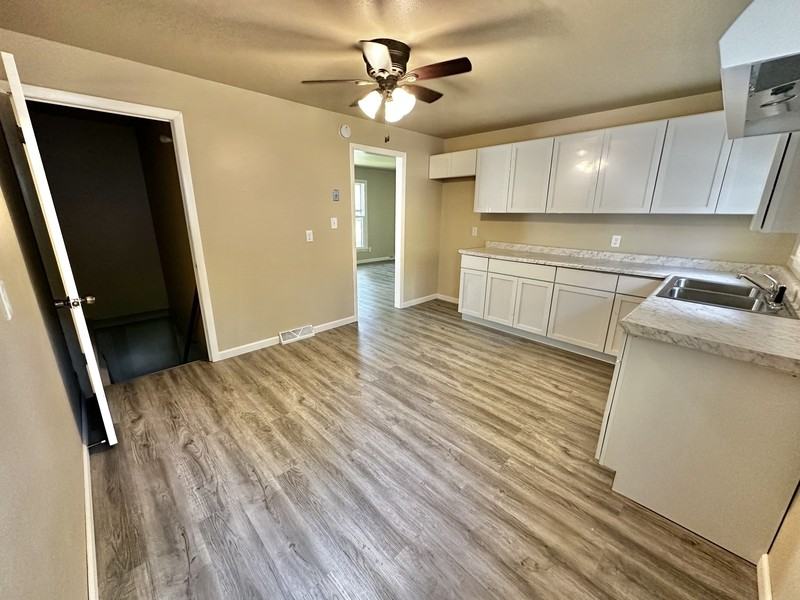1216 Meadowview Dr - Photo 4 of 16