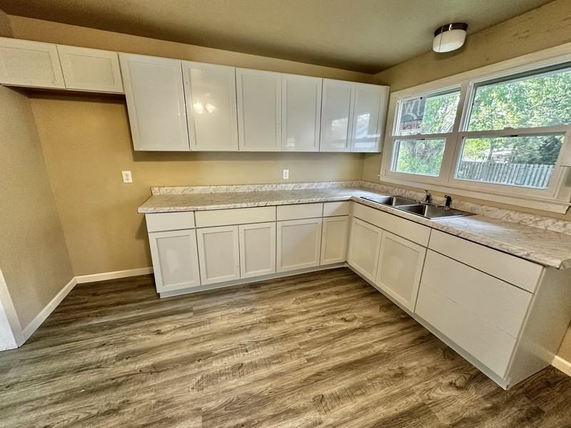 1216 Meadowview Dr - Photo 5 of 16