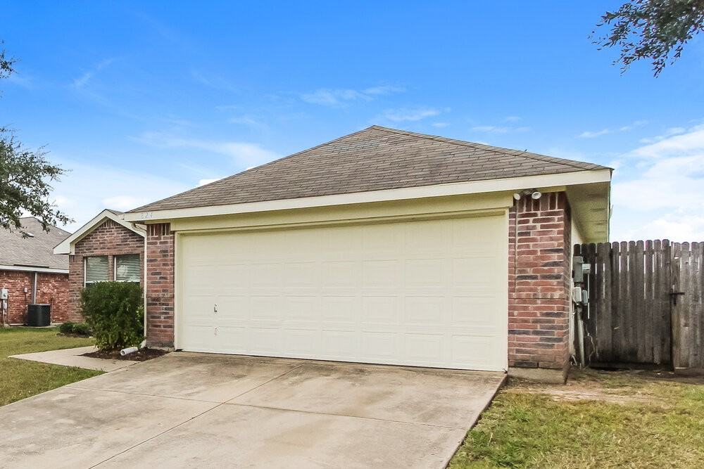 824 Tiffany St - Photo 3 of 16