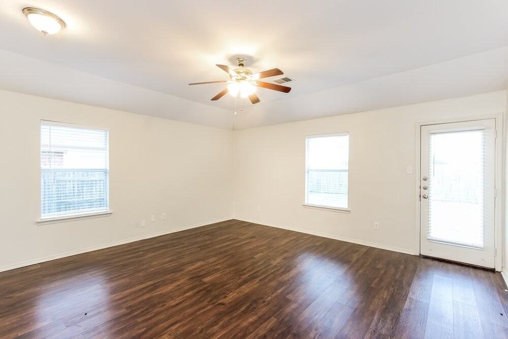 824 Tiffany St - Photo 4 of 16