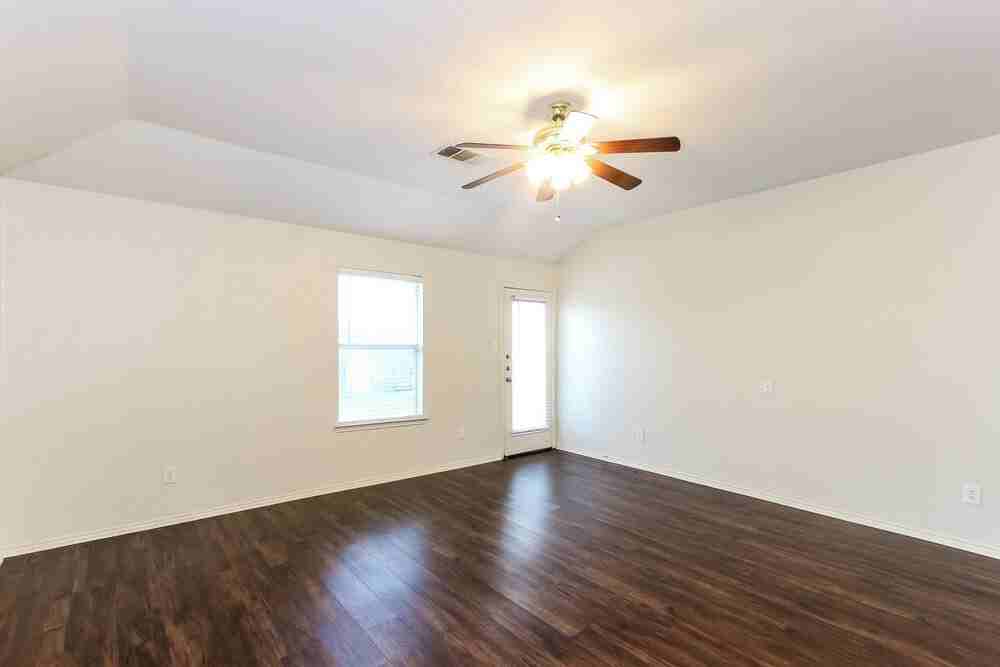 824 Tiffany St - Photo 5 of 16