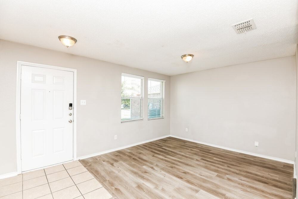 1505 Queen Annes Dr - Photo 3 of 16