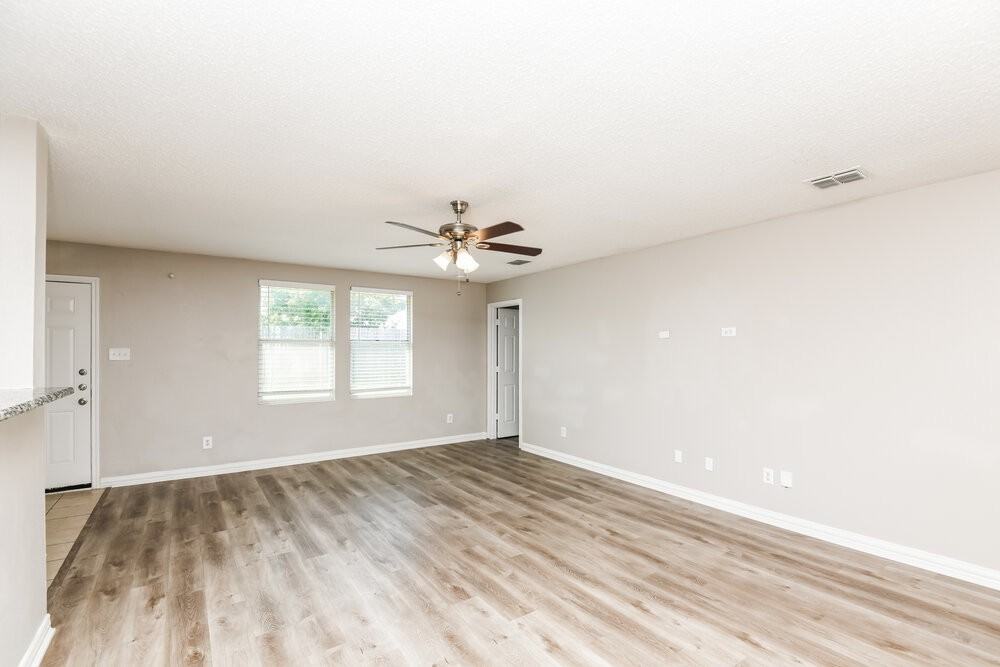 1505 Queen Annes Dr - Photo 4 of 16