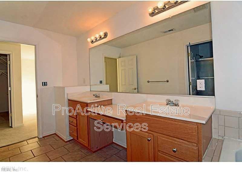 1869 Kempsville Rd - Photo 7 of 12