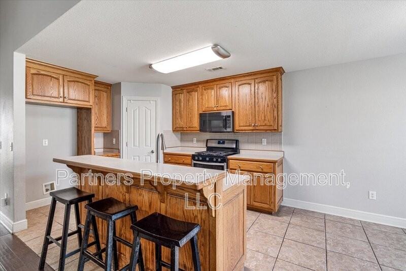 596 N Fox Meadows Ln - Photo 5 of 20