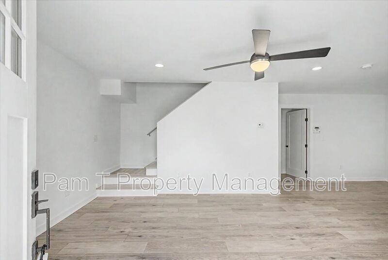 201 W 37th St - Photo 4 of 22