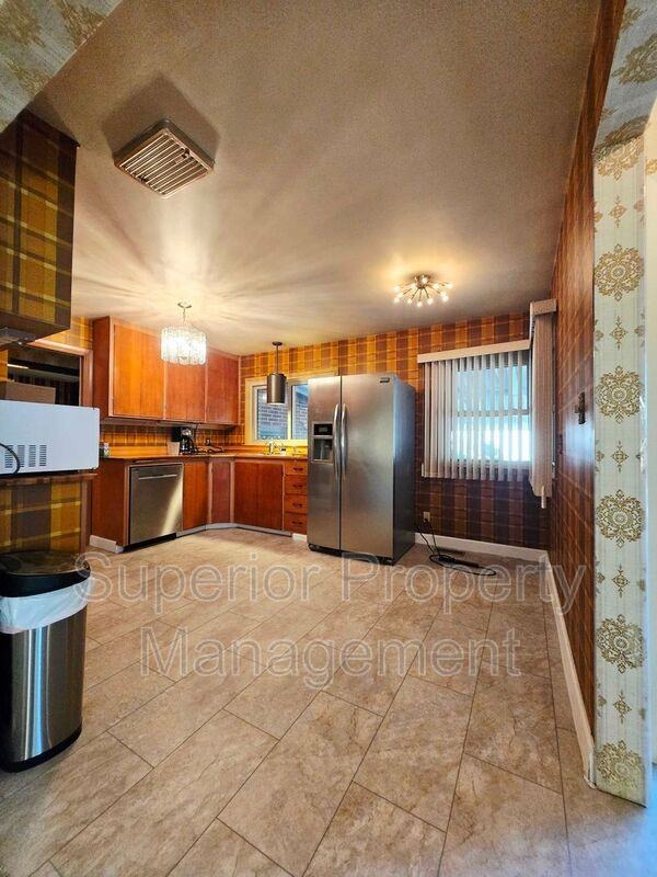 1880 Oxford Dr - Photo 6 of 19