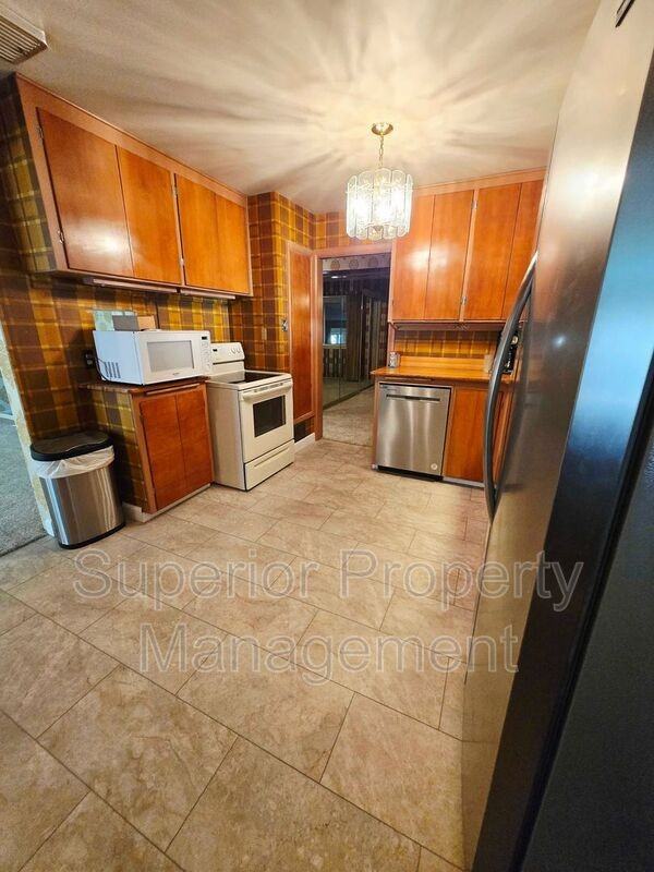 1880 Oxford Dr - Photo 7 of 19
