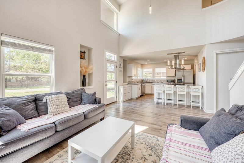 847 Pecan Ln - Photo 3 of 23