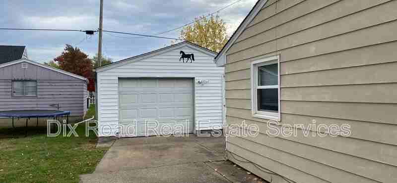 2836 Shartle St - Photo 5 of 36