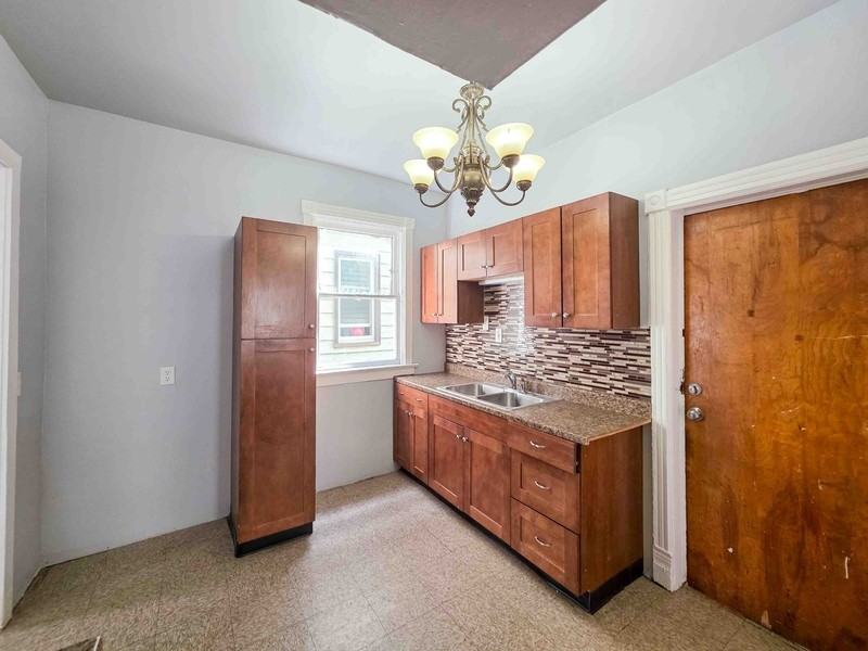 339 Hampshire St - Photo 3 of 18