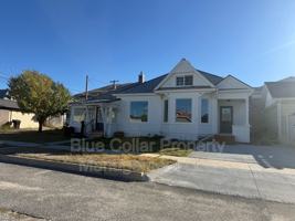 featured image of 215 W 5th St