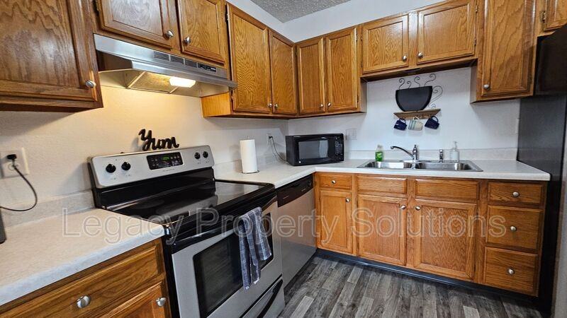1112 Portland Dr #102 - Photo 2 of 15