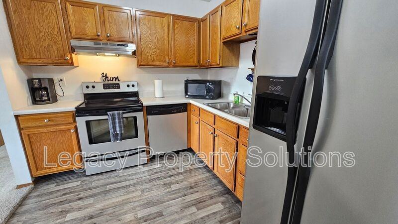 1112 Portland Dr #102 - Photo 3 of 15