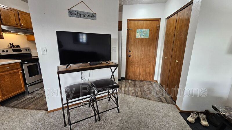 1112 Portland Dr #102 - Photo 5 of 15