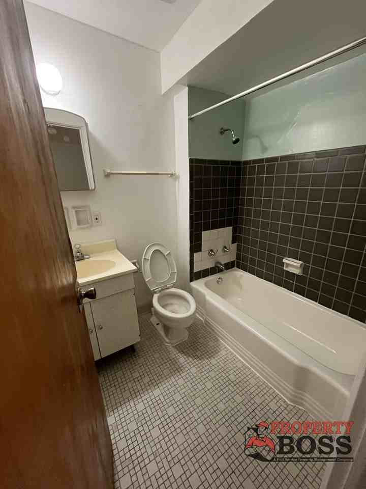 5912 Forest Ave #102 - Photo 5 of 9