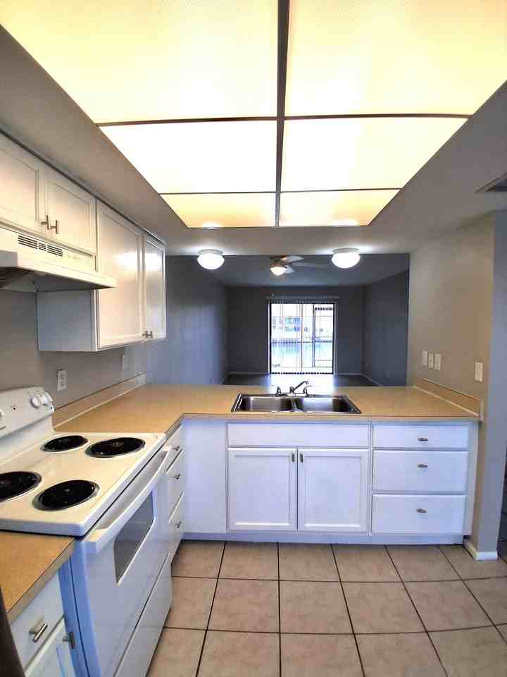 631 SE 13th Ave - Photo 3 of 21