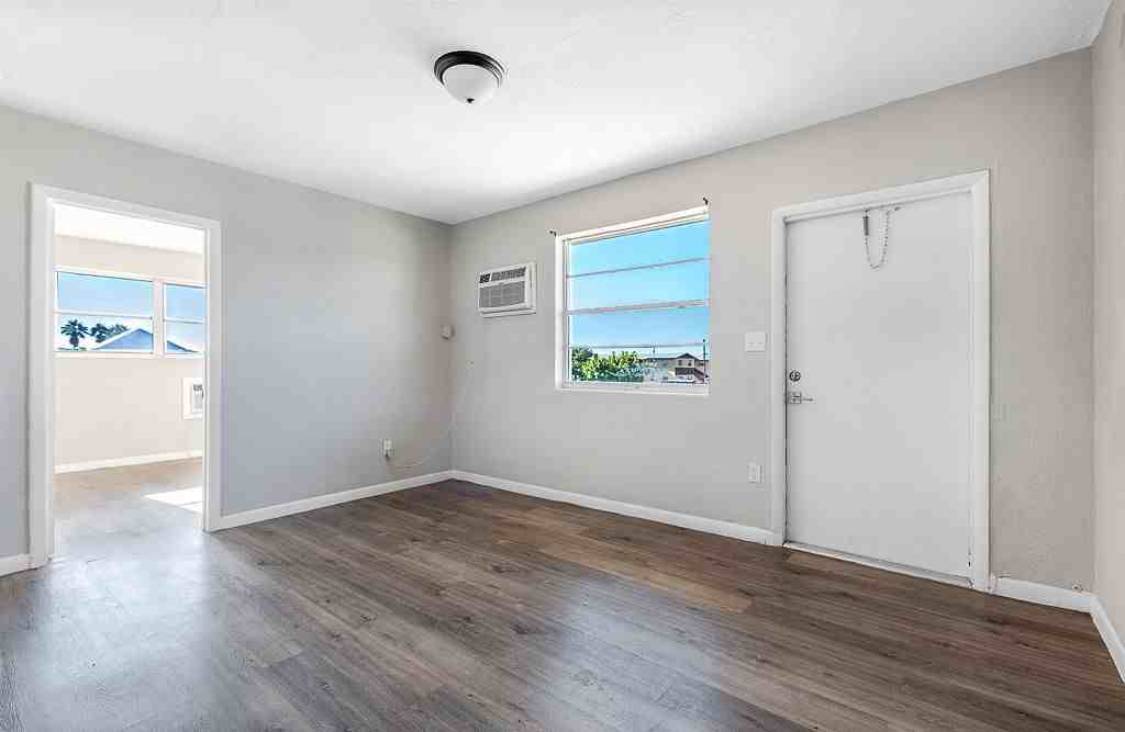 612 SW 6th St - Unit 3 - Photo 3 of 20