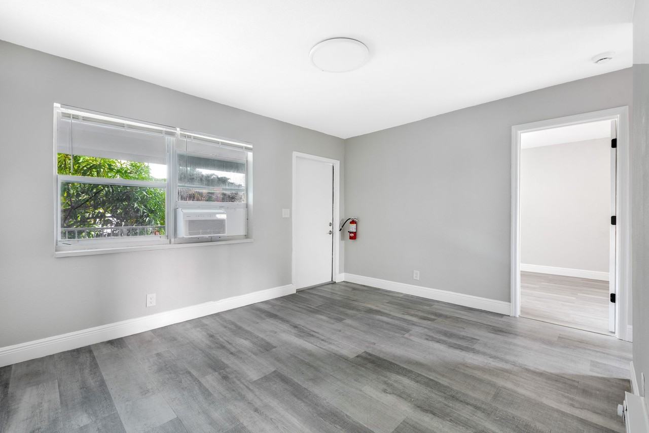 515 N Sapodilla Ave - Unit 5 - Photo 7 of 25