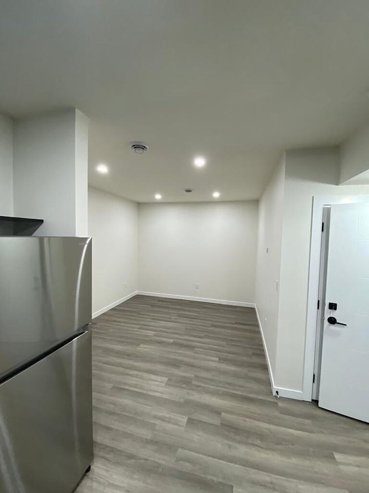 1332 157 St SW - Photo 3 of 17