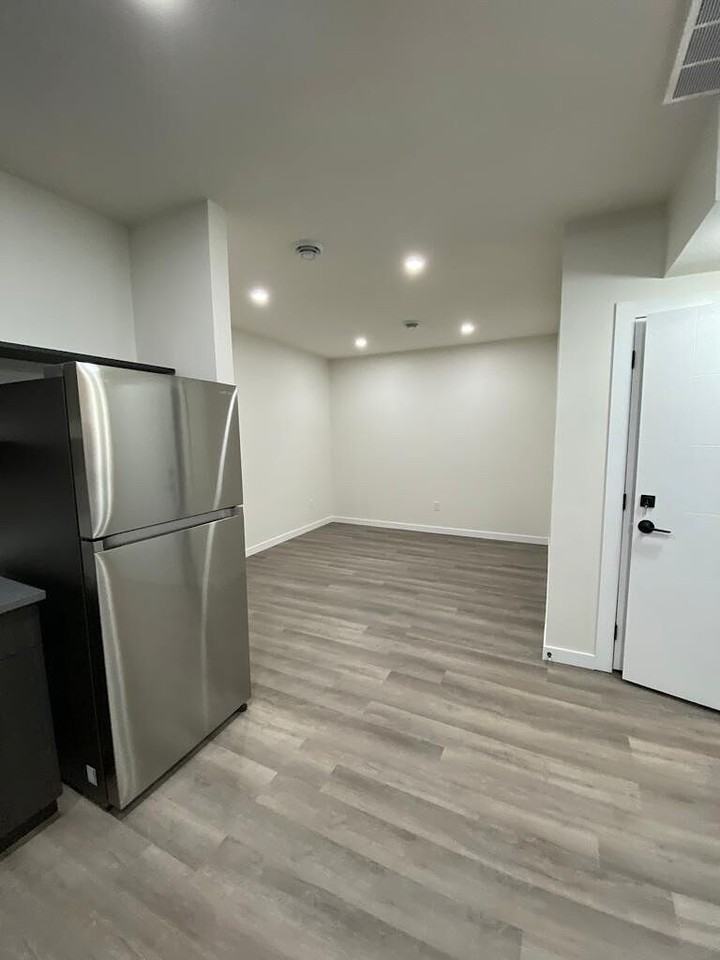 1332 157 St SW - Photo 2 of 17
