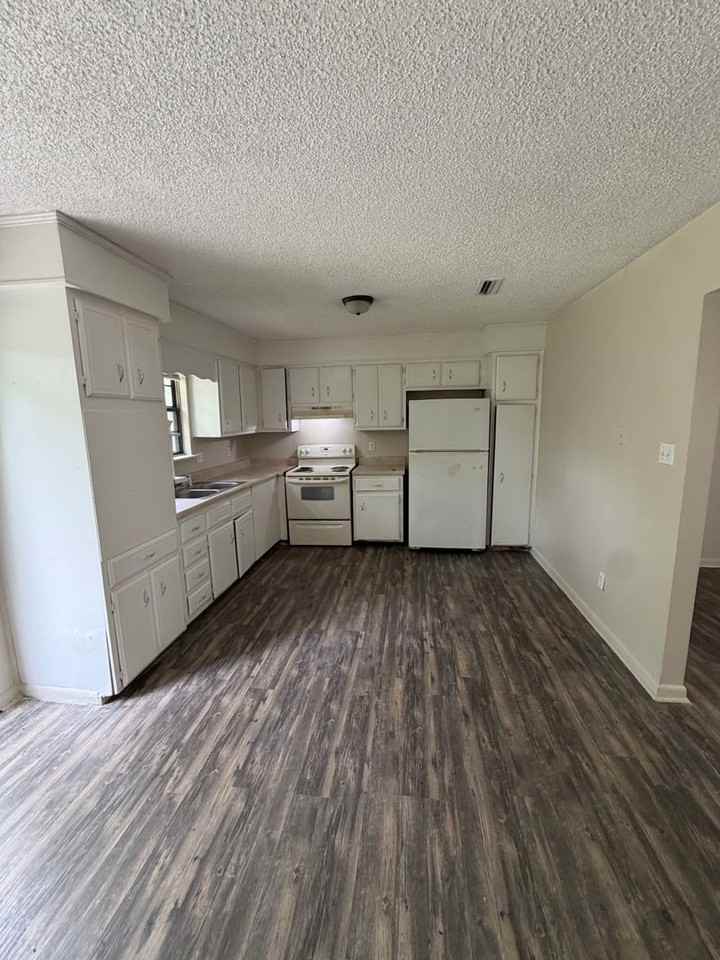 1712 E Moore St - Photo 2 of 8