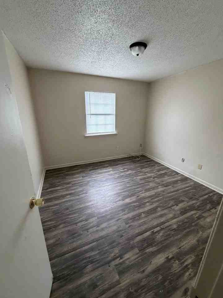 1712 E Moore St - Photo 6 of 8