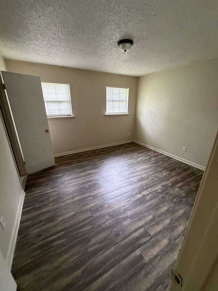 1712 E Moore St - Photo 7 of 8