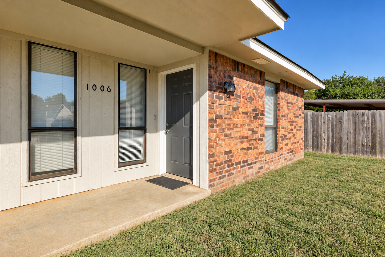 1006 Acacia Circle - Photo 2 of 16