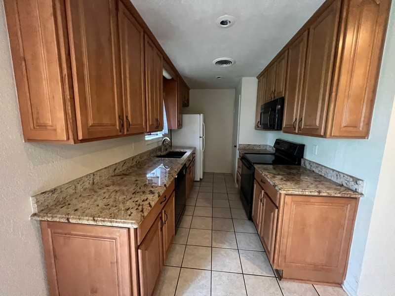 1005 Cedar Dr - Photo 7 of 25