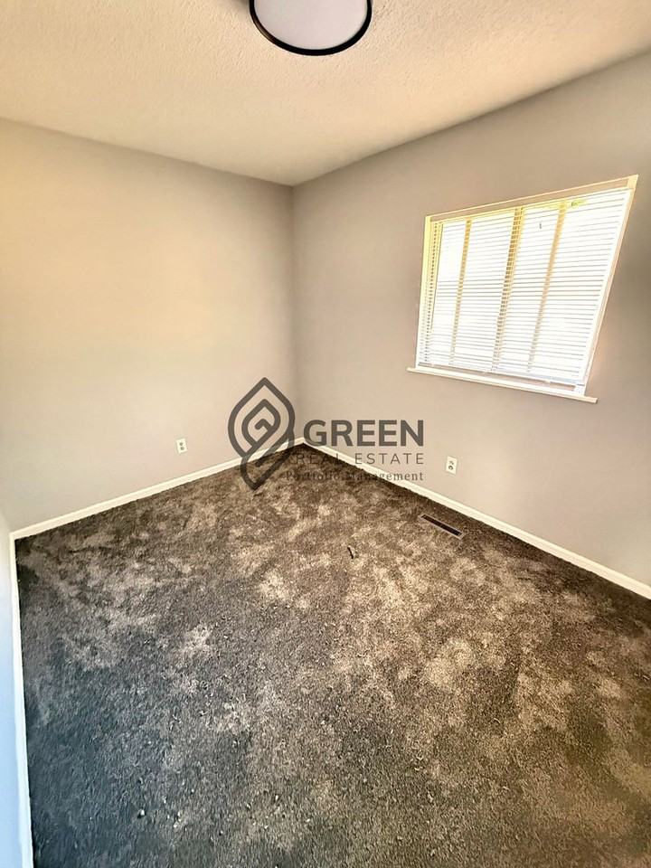 530 N Cottage Ave - Photo 5 of 8