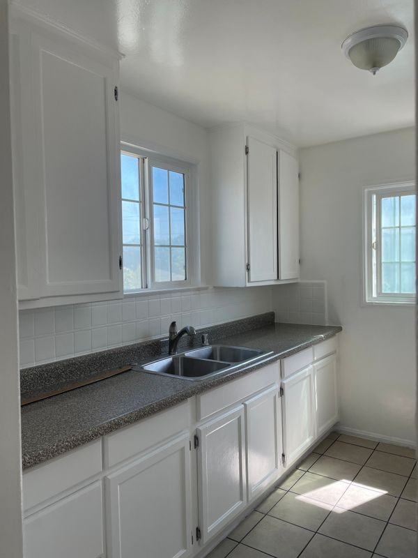 10244 S Van Ness Ave - Photo 3 of 9
