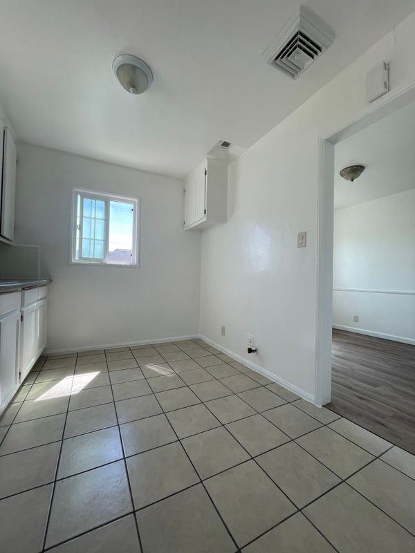 10244 S Van Ness Ave - Photo 4 of 9