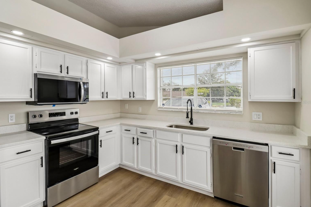 106 Lamplighter Dr - Photo 3 of 7