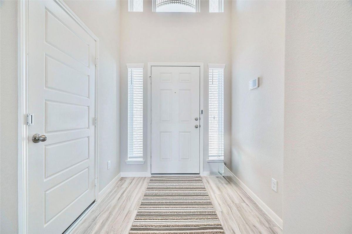 27231 Blue Pool Dr - Photo 4 of 29