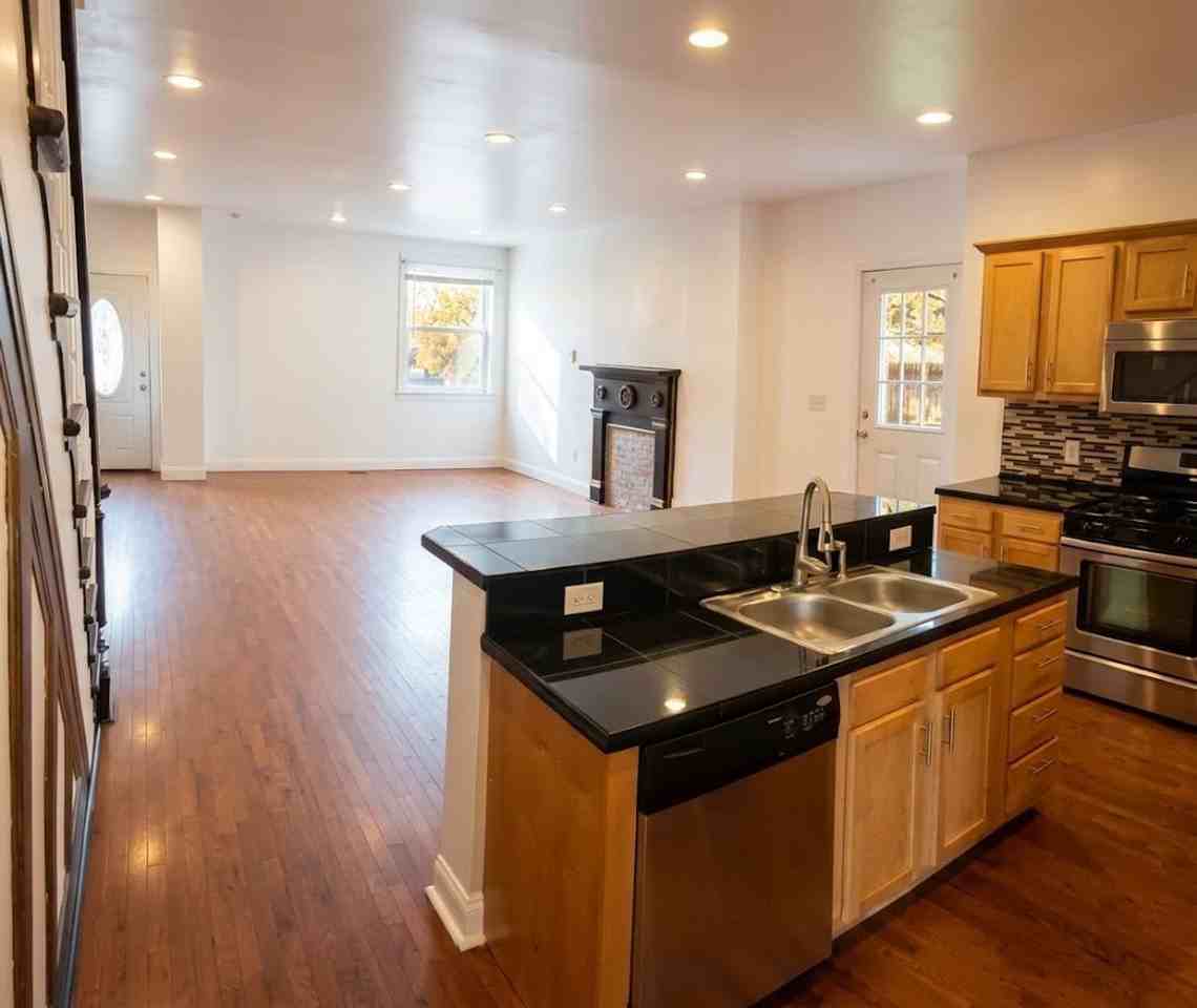 2855 Sarah St - Photo 2 of 11