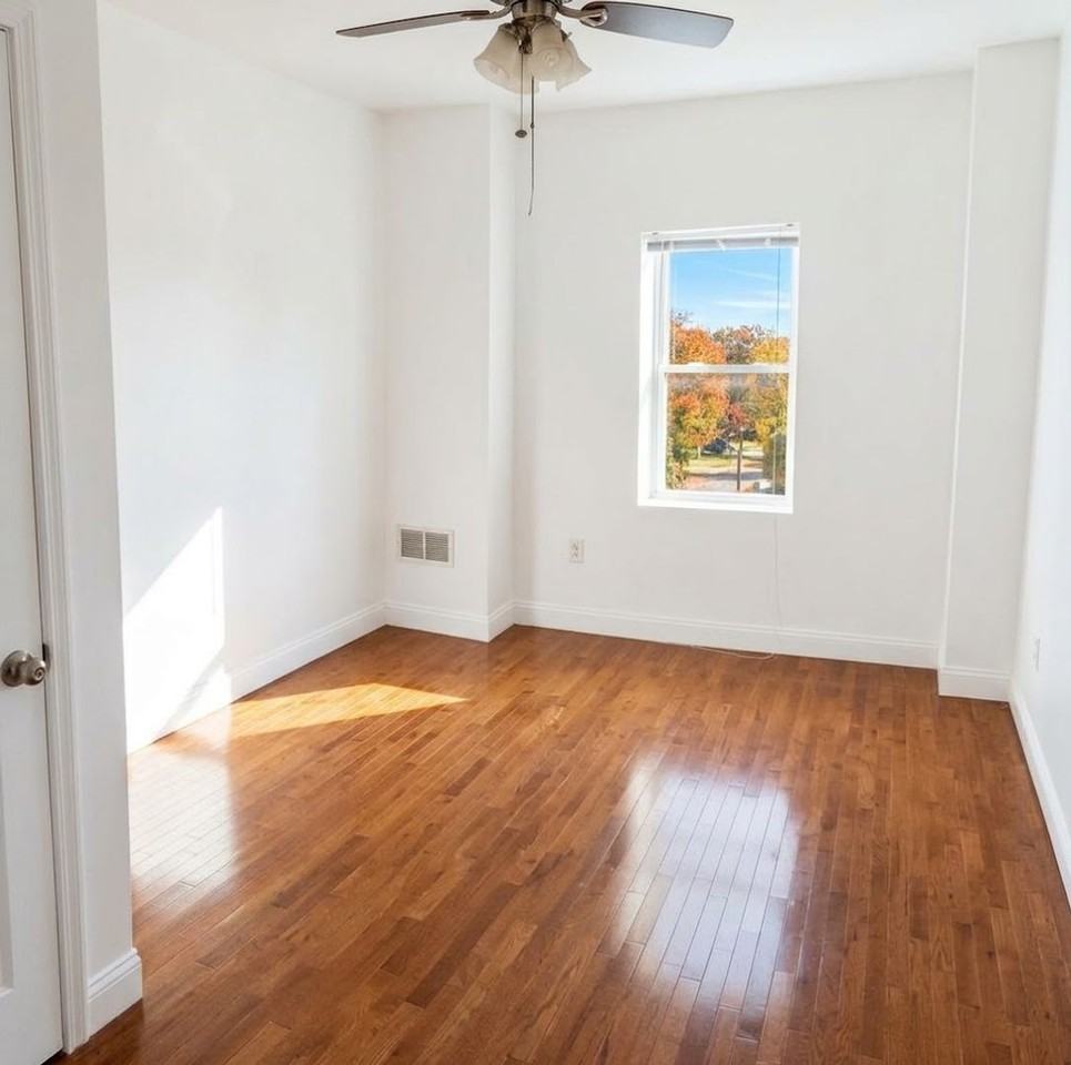 2855 Sarah St - Photo 7 of 11