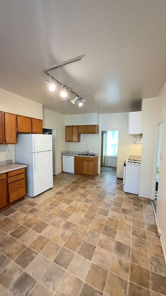 629 W 6th St - Photo 6 of 11