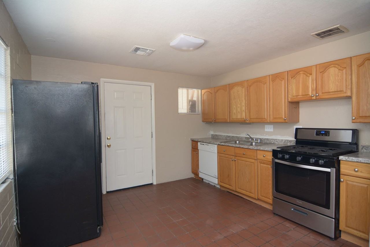 6809 S Craycroft Rd - Photo 4 of 12